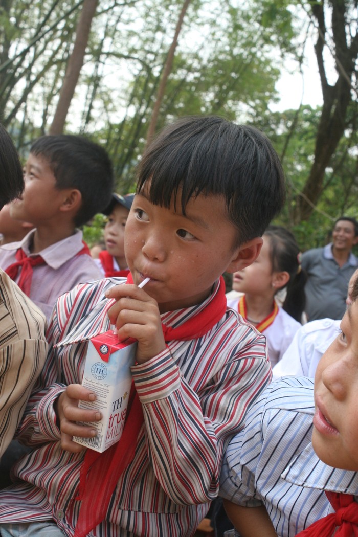 Niềm vui được uống sữa của các em học sinh trường Tiểu học Nà Bó 2.